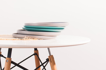 Platos artesanales apilados sobre una mesa minimalista