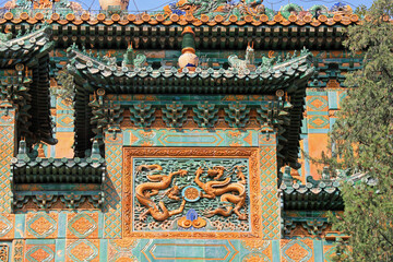 Fototapeta na wymiar The scenery of ancient Chinese architecture in Beijing Summer Palace