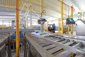 Intelligent robots are busy in salt packaging production line, North China
