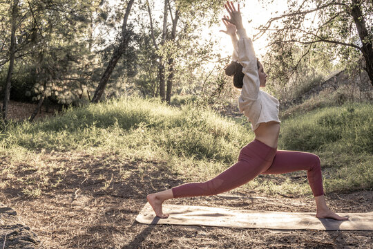 hermosa mujer haciendo yoga en el parque