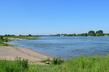 rhein in höhe düsseldorf kaiserswerth, nrw, deutschland