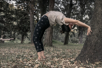 hermosa mujer haciendo yoga en el parque
