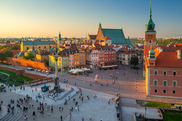 Warsaw Poland Old Town Plaza with Castle - obrazy, fototapety, plakaty