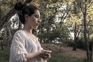 hermosa mujer haciendo yoga en el parque