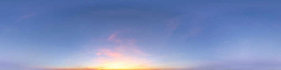 Nahtloses Panorama mit blauem Abendhimmel 360-Grad-Ansicht mit schönen Wolken, untergehender Sonne - zur Verwendung in 3D-Grafiken als Himmelskuppel oder zur Nachbearbeitung von Drohnenaufnahmen 