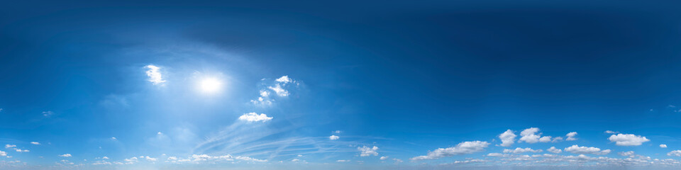 Naklejka na ściany i meble Nahtloses Panorama mit leicht bewölktem Himmel - 360-Grad-Ansicht mit schönen Cumulus-Wolken zur Verwendung in 3D-Grafiken als Himmelskuppel oder zur Nachbearbeitung von Drohnenaufnahmen 