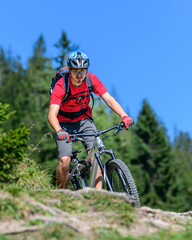 Fototapeta na wymiar Mountainbiker beherrscht sein Rad in kniffligem Gelände 