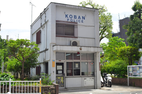 日本には多くの「KOBAN」があり、数人の警察官が常駐して市民の安全を守っています。
「KOBAN」とは、警察官が常駐しているポリスステーションの事です。