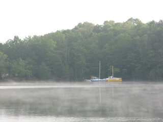 Lac de Vasssivières (Limousin) dans la brume matinale