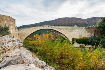 Vue sur le pont roman à Nyons dans la Drôme Provençale