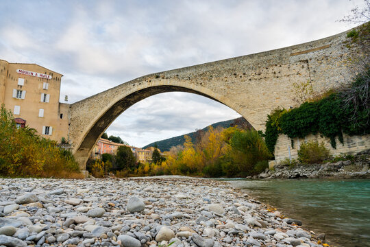 Vue sur le pont roman &agrave; Nyons dans la Dr&ocirc;me Proven&ccedil;ale