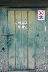 Puerta de madera verde antigua de garaje.
