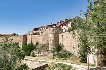 Fototapeta na wymiar Antiguas murallas medievales en la ciudad de Segovia, España