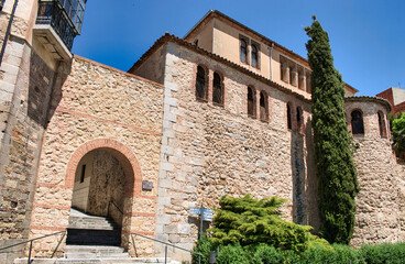 Fototapeta na wymiar Arquitectura de estilo mudéjar y puerta del sol en la ciudad de Segovia, España