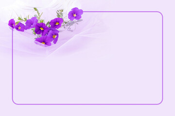 レースのリボンと紫のペチュニアの花束のフレーム