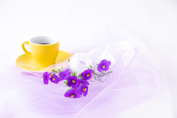 Obraz na płótnie Canvas レースのリボンと紫のペチュニアの花束とコーヒー
