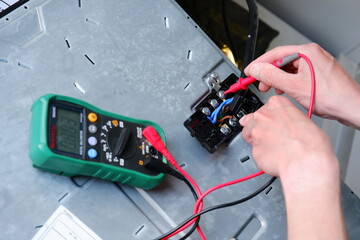 measuring voltage with a handheld multimeter, breakdown