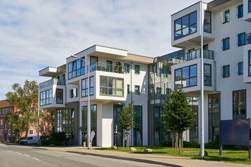 Fototapeta na wymiar Straße in Stadt mit Mehrfamilienhäuser Architektur