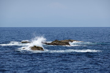 岩にぶつかる波