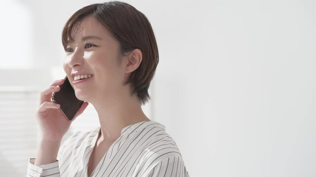 女性・スマートフォン・スマホ・電話・通話