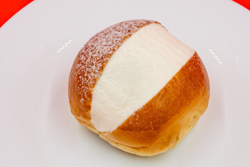 皿の上のマリトッツォ