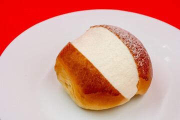 皿の上のマリトッツォ