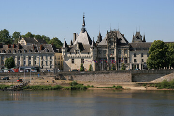 Fototapeta na wymiar river loire and city of saumur (france)