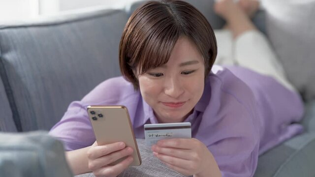 ネットショッピング・クレジットカード・若い女性