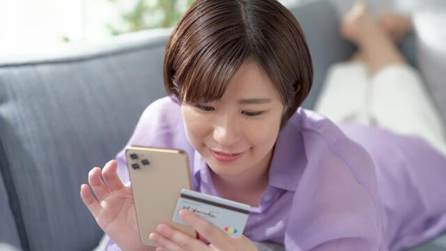 ネットショッピング・クレジットカード・若い女性