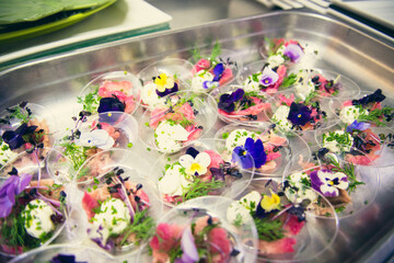 Preparación de coctel de salmón con flores
