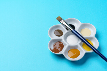 梅皿の絵の具と筆