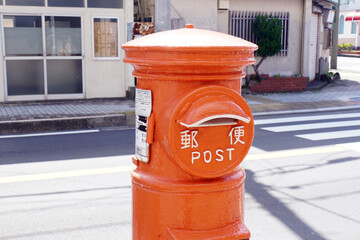 Fototapeta na wymiar 丸形のレトロな郵便ポスト