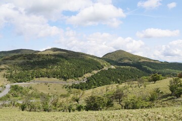 Fototapeta na wymiar 伊豆山稜歩道の風景。伊豆の山々の尾根道を歩くコース。伊豆の高原、山々を眺めを楽しみながらのウオーキング。　　風早峠からの眺望。