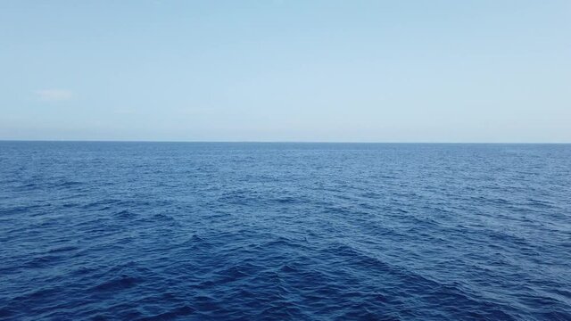 Travelling avant sur la mer bleue p&eacute;trole face &agrave; l'horizon