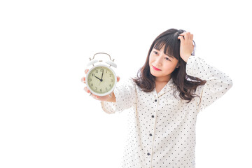 寝坊をする若い女性