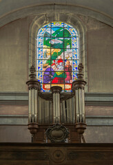 Tuyaux d'orgue et vitrail dans l'église de Consolation à Consolation-Maisonnettes, Doubs, France
