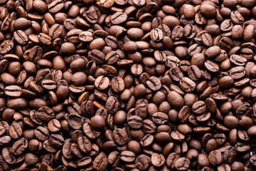 Naklejka premium Roasted coffee beans. Background and macro