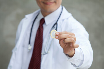 Doctor shows that condom Recommends prevention of sexually transmitted diseases.