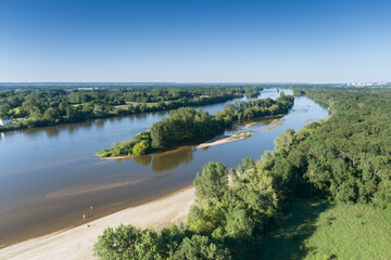 Prise de vue aérienne de la Loire réalisé à Candes Saint Martin en Indre et Loire, France	