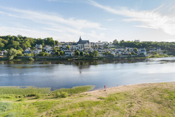 Vue aérienne de la ville de Candes Saint Martin avec la Loire en premier plan.