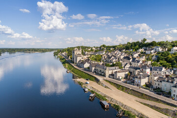 Vue aérienne de la ville de Montsoreau en France avec la riviere la Loire en premier plan