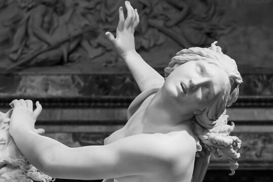 Black and white photo of close-up on face of Proserpine&acute;s sculpture 