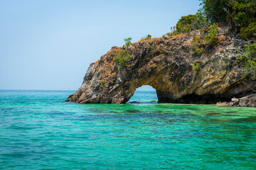 Naklejka premium Stone arch with beautiful sea ; Koh Lipe in Satun, Thailand