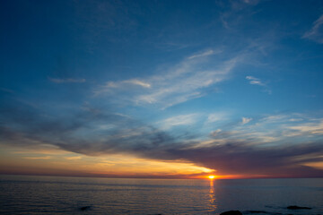 Fototapeta na wymiar 太陽を反射する夕暮れの海 