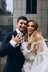 The bride and groom wear wedding rings to each other. Newlyweds demonstrate wearing rings. Wedding ceremony.