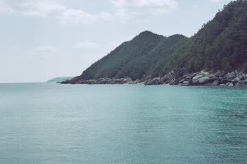 Obraz premium 바다 옆에 위치한 산