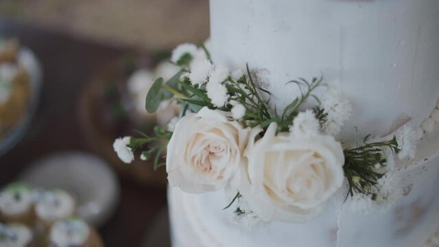 toma en close-up de un pastel dee bodas blanco muy lindo