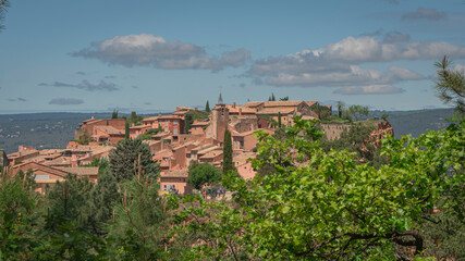 Vue du village de Roussillon, dans le Lubéron, sud de la France. Village coloré avec façades de couleur ocre.	