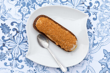 eclair au spéculoos dans une assiette	