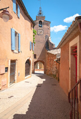 Vue du village de Roussillon, dans le Lubéron, sud de la France. Village coloré avec façades de couleur ocre.	
